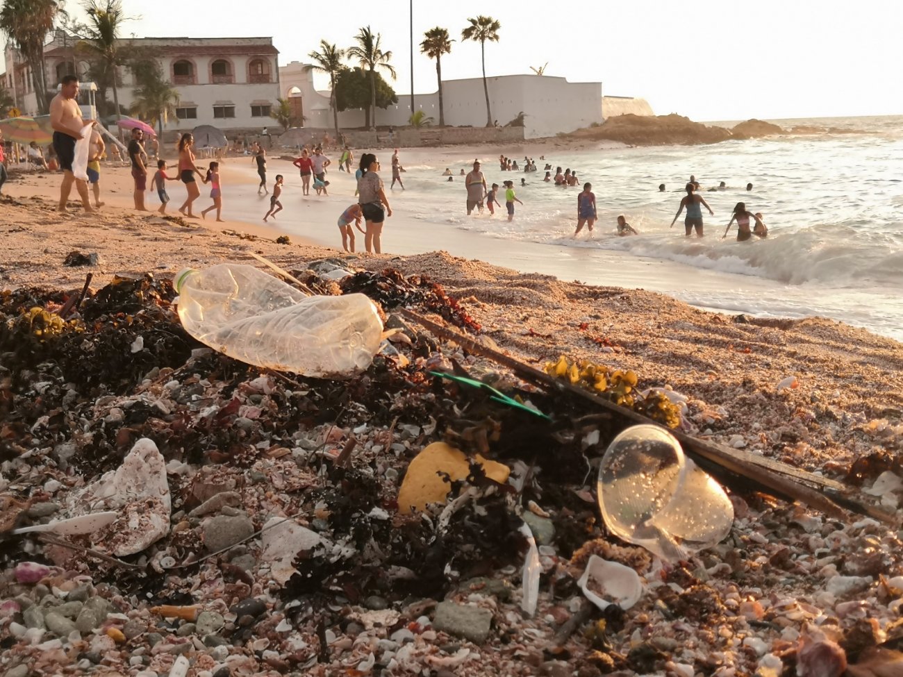 Tras reapertura de playas en Mazatlán, visitantes dejan toneladas basura