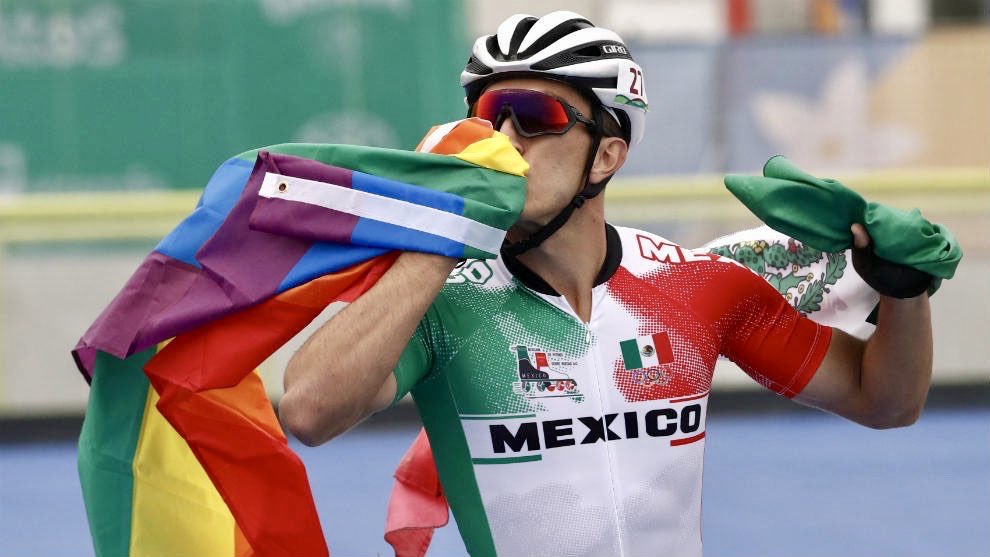 Patinador mexicano gana bronce y ondea la bandera gay en Lima