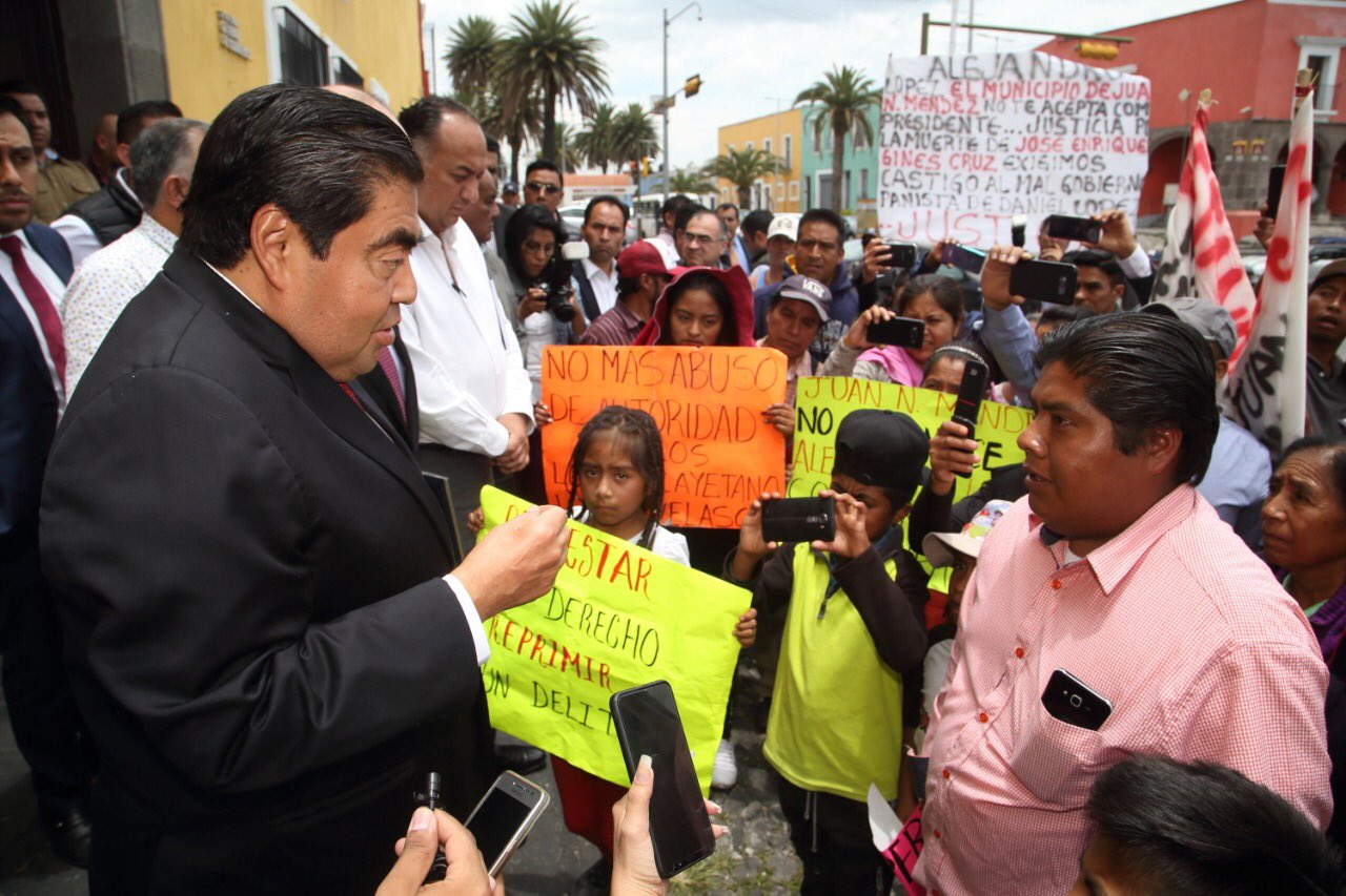 Atiende Barbosa a manifestantes en Casa Aguayo