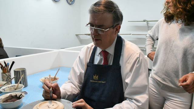 Ebrard, de hornear galletitas a pintar cerámica