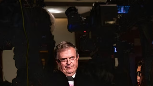 ¿Abandonará Ebrard a los radicales?
