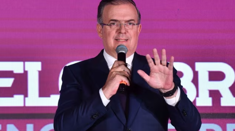 Ebrard: el travesti de la política