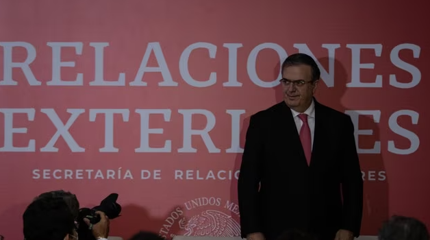 Consejeros del INE apapachan a Ebrard