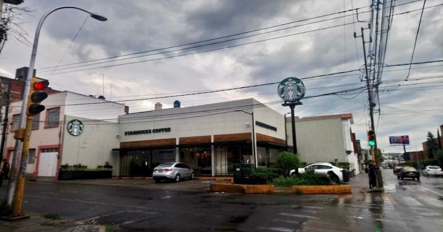 Golpean a cliente extranjero en asalto a Starbucks del Carmen