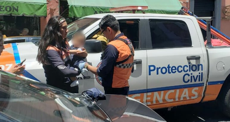 VIDEO Rescatan a bebé olvidado en auto en pleno centro de Puebla