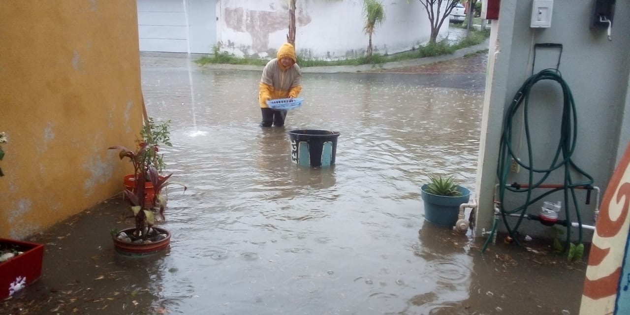 VIDEO Todo le pasa a los poblanos, ahora lluvia los deja varados e inundados