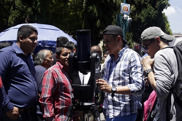 Emociona eclipse a los poblanos, prueban ciencia y tiran creencias