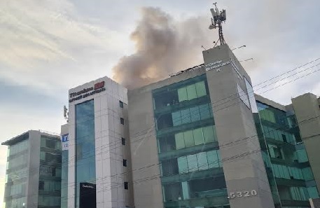 Fuego en la Torre Titanium en la Reserva Territorial Atlixcáyotl