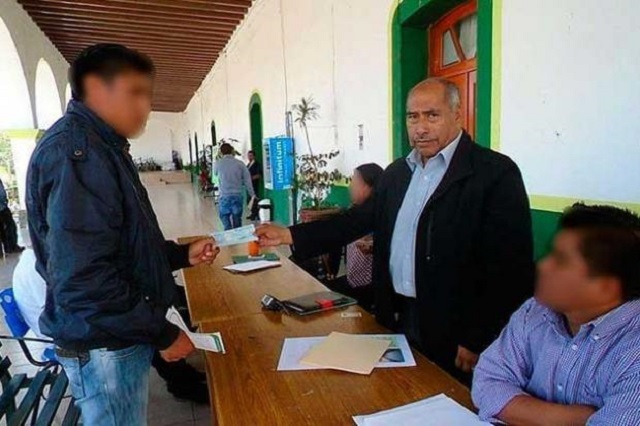 Edil de Chiautzingo amenaza a regidores tras toma de Tesorería Municipal