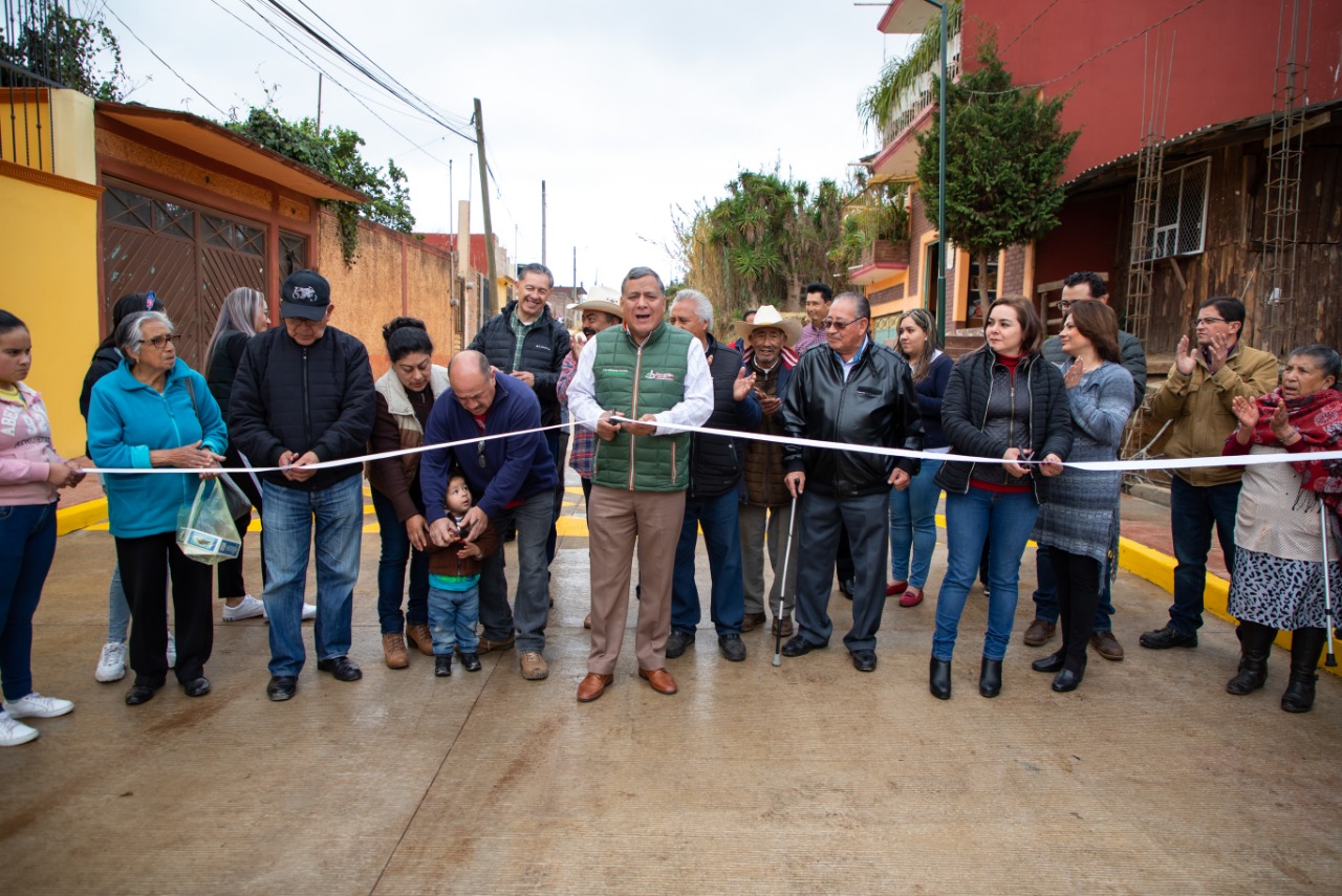 Entrega edil de Zacatlán pavimentación de acceso principal en Ayehualulco