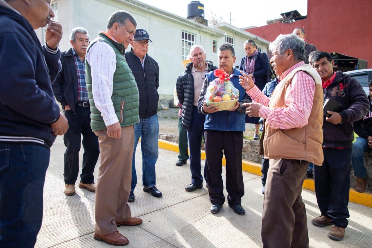 Agradecen con emotiva ceremonia al edil de Zacatlán obras realizadas