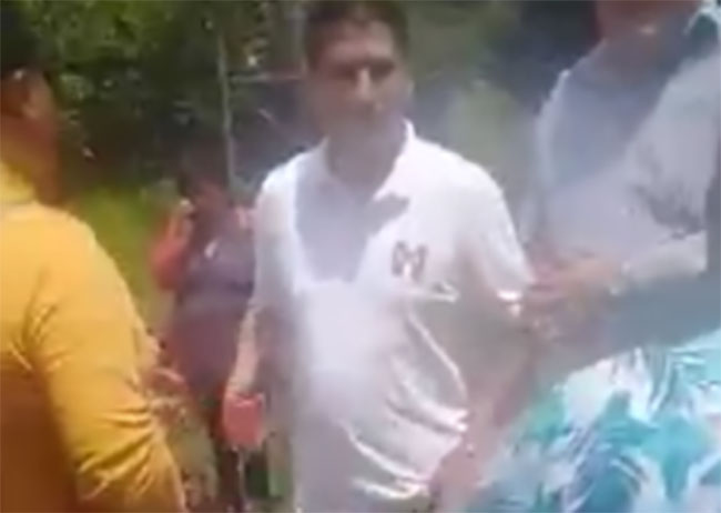 VIDEO Candidato del PRI a edil retó a golpes a vecino y lo corren