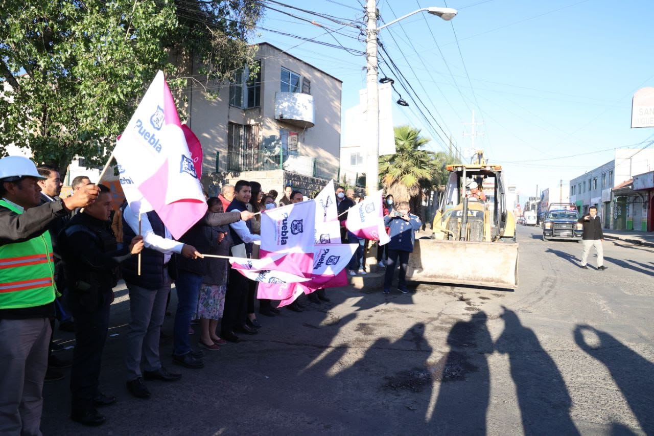 Eduardo Rivera arranca pavimentación de calle Rosales en Santa Catarina Coatepec