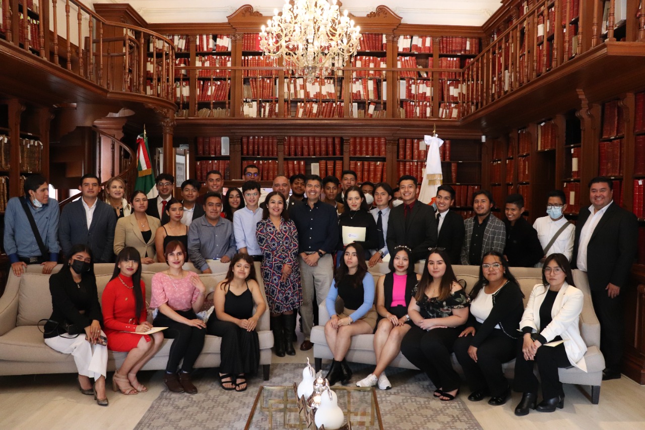 Rivera Pérez a estudiantes de ciencias políticas de la BUAP en cabildo universitario