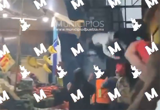 VIDEO Sujeto salta del techo del mercado en Texmelucan