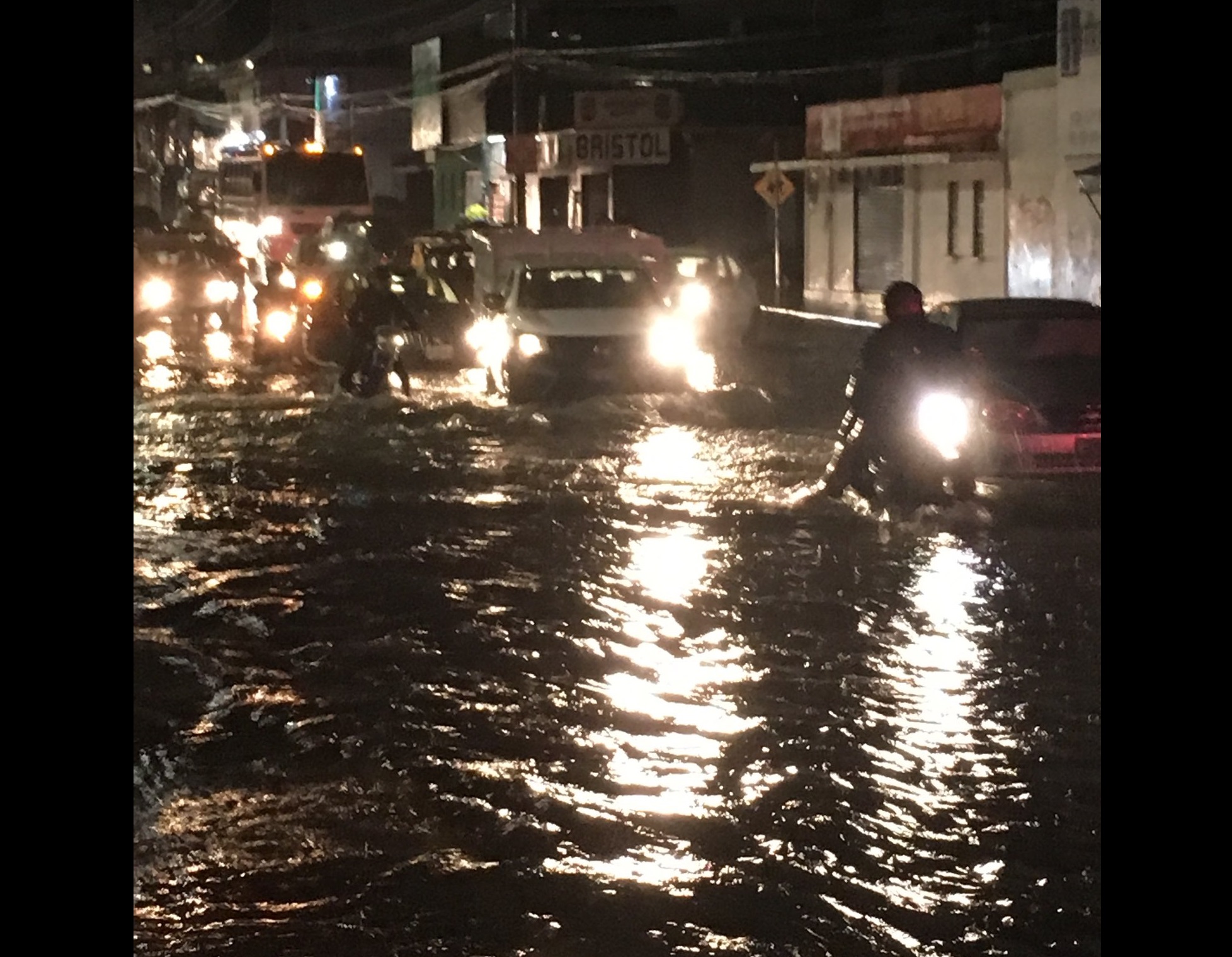 A oscuras e inundados quedaron los poblanos tras la lluvia