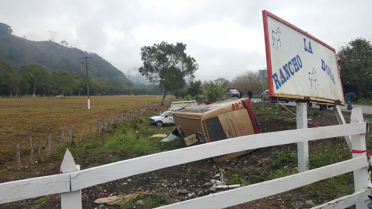 Muere un jornalero y 17 quedan heridos por choque en Jalpan