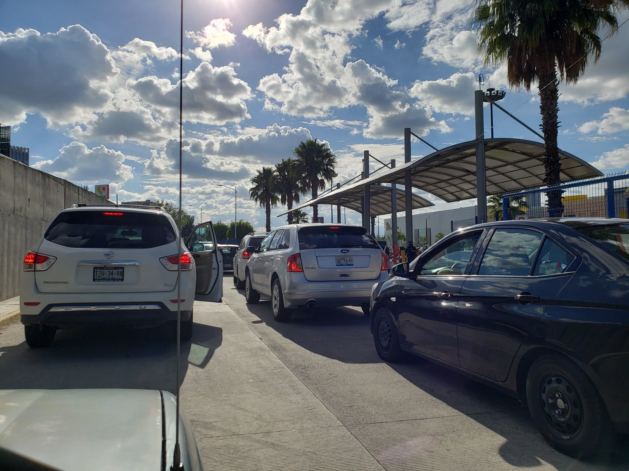 Decenas de autos esperan entrar a la plaza comercial Angelópolis