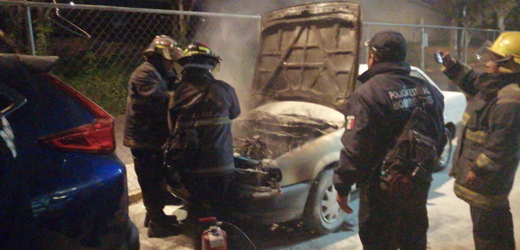 Se incendia auto afuera del Cuauhtémoc tras partido del Puebla