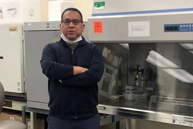 Egresado de la BUAP, pionero en la  microbiota intestinal