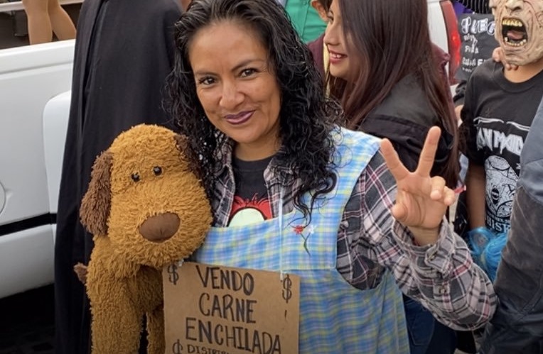 Disfraz de la mataperros se roba las miradas en la Marcha Siniestra