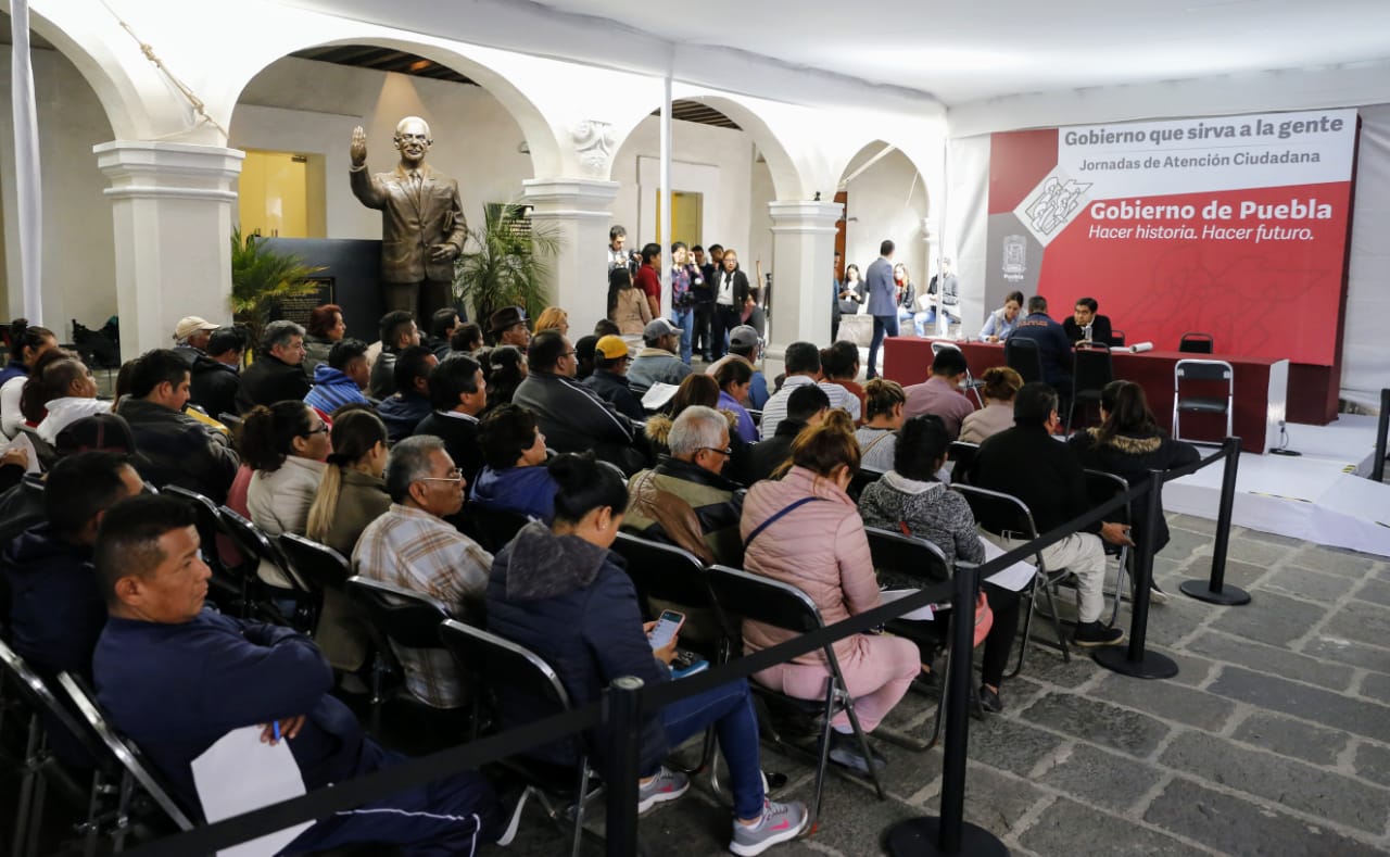 Desde una noche antes, poblanos esperan audiencia con el gobernador
