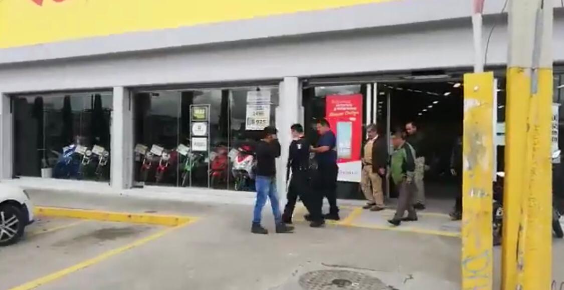 Asaltan Elektra de Castillotla y se llevan botín de 85 mil pesos