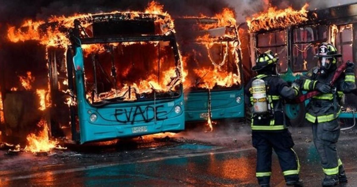 Mueren calcinadas 8 personas en medio de protestas por alza al metro