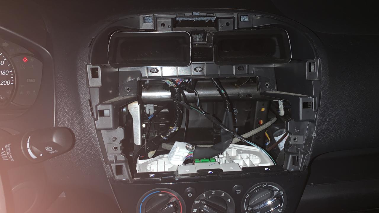 Rompen ventana de auto de regidora y se roban su estéreo