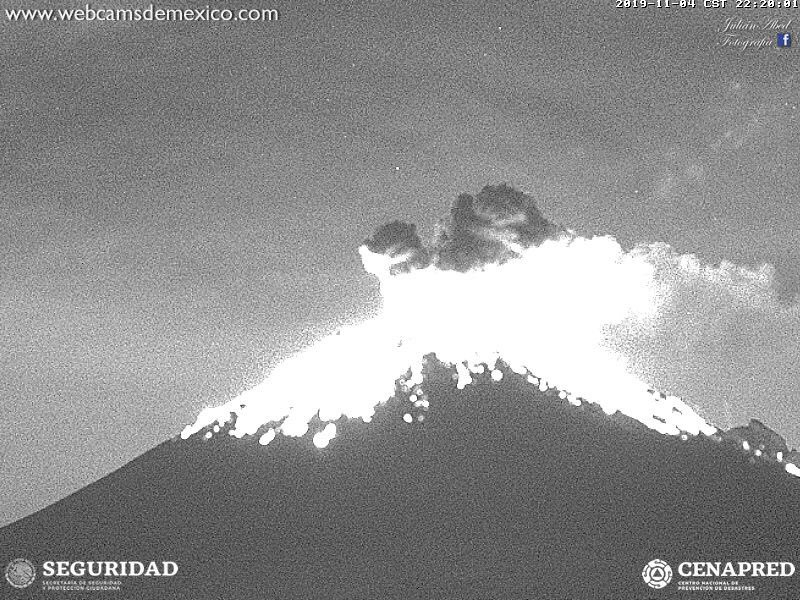 VIDEO Lanza el Popo material incandescente en dos explosiones