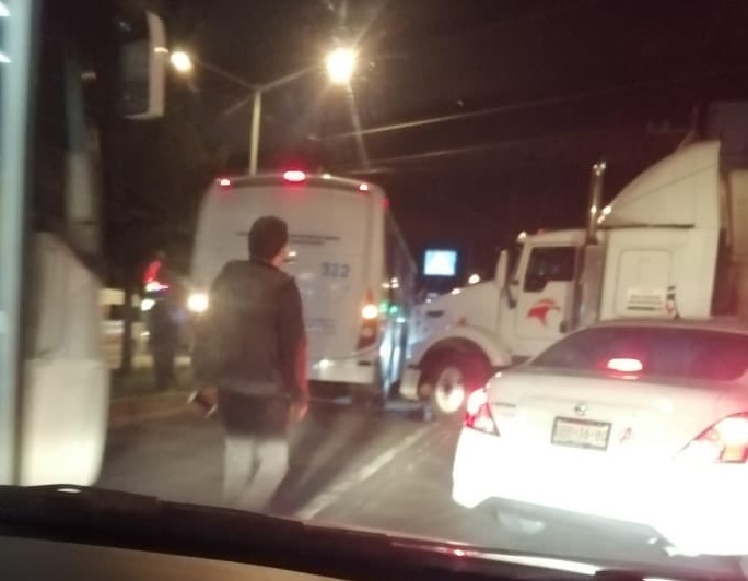 Chocan tráiler y unidad de RUTA frente a Plaza Centro Sur