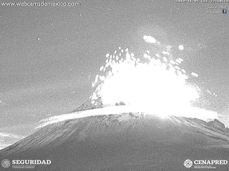 VIDEO Nueva explosión del Popo lanza material incandescente