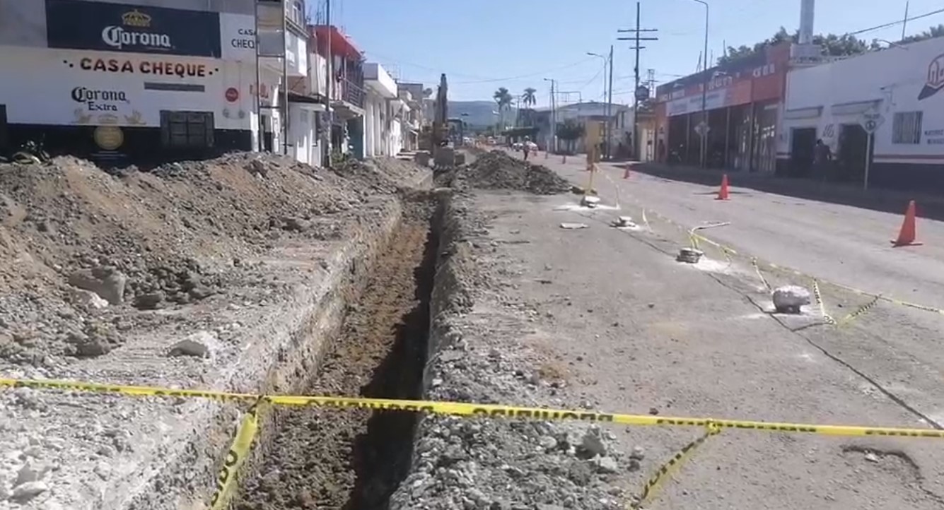 Sindicatos de transportista paran obra del Eje Poniente en Izúcar