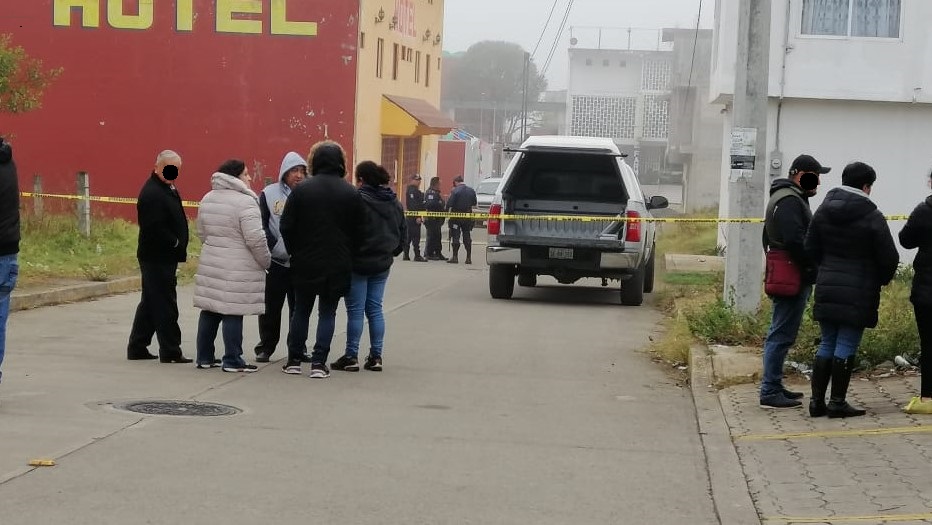 Se registra balacera frente Hospital General de Huauchinango, hay un muerto