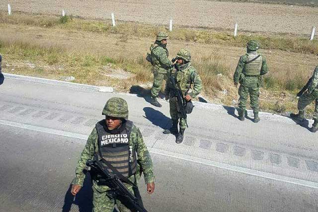 Federales se enfrentan a chupaductos y cierran la autopista Puebla-Orizaba