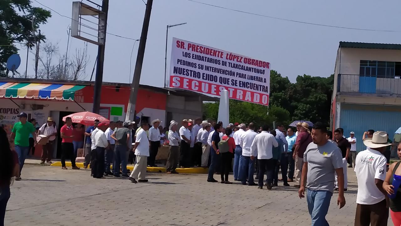 Ejidatarios en Xicotepec denuncian cierre de camino rural