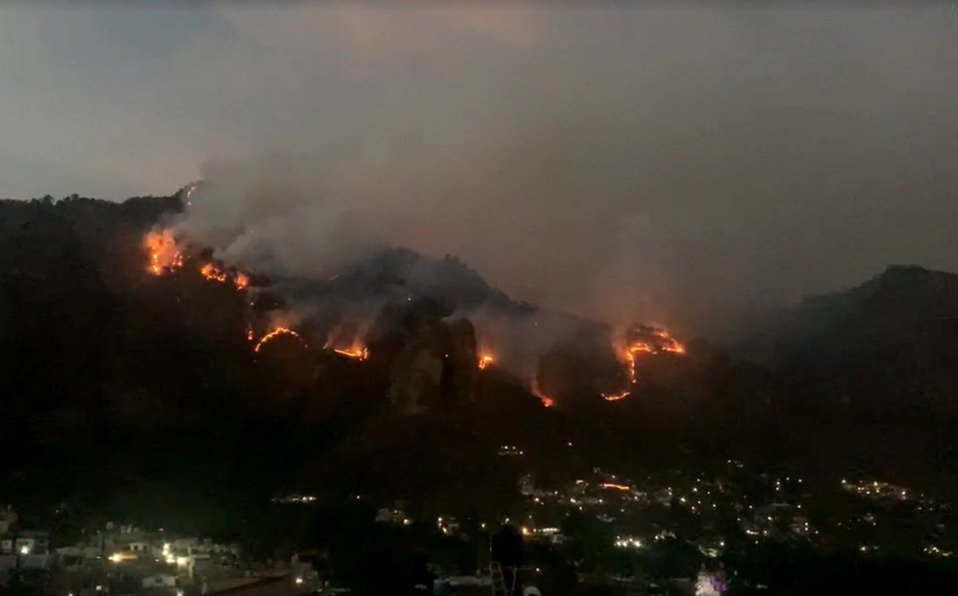 Cerro del Tepozteco es consumido por incendio