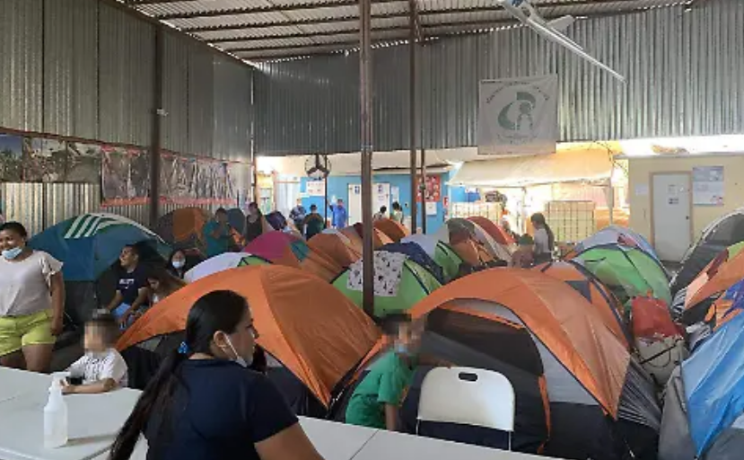 Trasladan a migrantes extranjeros, varados en Tijuana, al albergue de “El Chaparral”