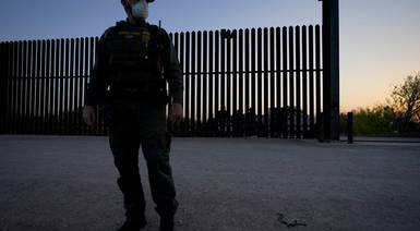 Cierran frontera en Texas tras intento masivo de migrantes de cruzar a EE.UU.