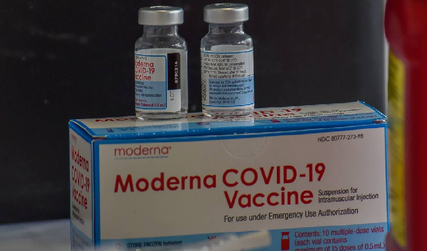 Llega a México lote de vacunas Moderna para refuerzo de maestros 