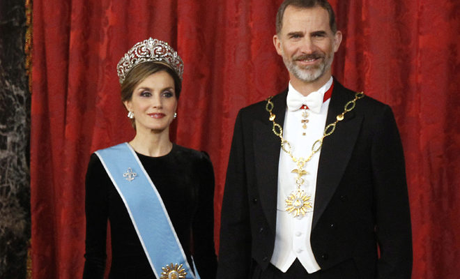 Los reyes Felipe y Letizia felicitan a Isabel II 