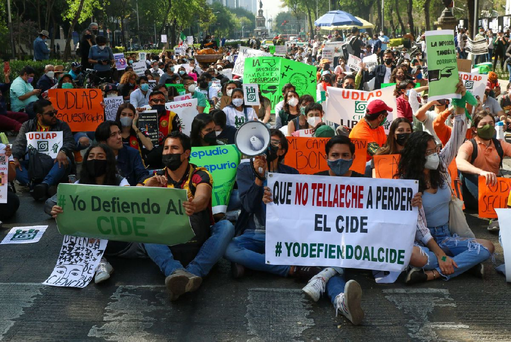 CIDE se manifiesta frente al Senado y bloquea Paseo de la Reforma