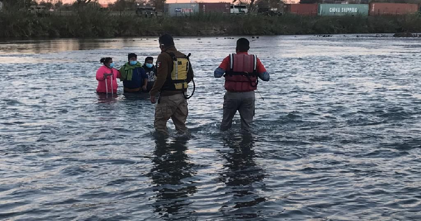 El Instituto Nacional de Migración  rescata a migrantes en río bravo