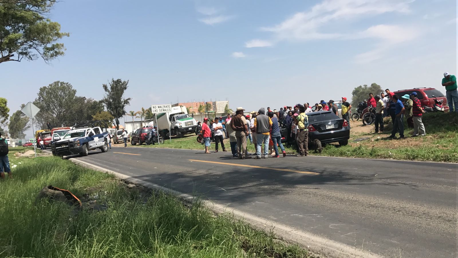 Incendian auto y golpean a policías tras atropellamiento de motociclista en El Verde