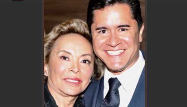 Elba Esther Gordillo presume su amor en concierto de Roberto Carlos