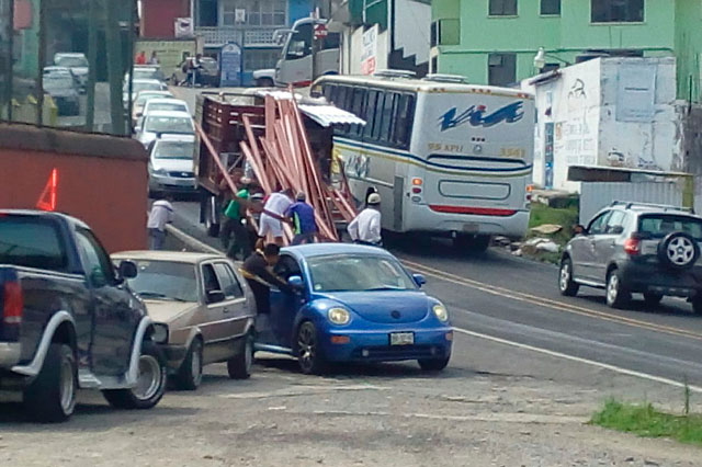 Camioneta tira tablas y corta circulación en Teziutlán