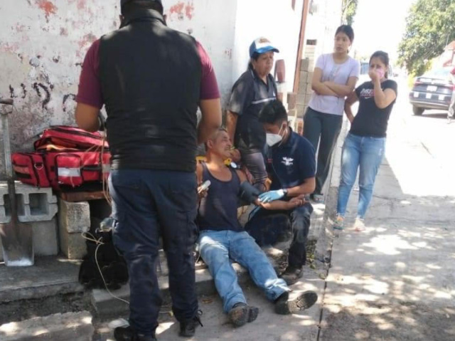 Cable suelto electrocuta a El Jarocho en calles de Atlixco