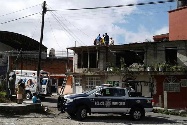 Albañil se electrocuta mientras trabaja en casa de Teziutlán