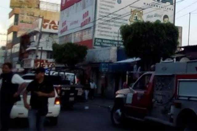 Técnico muere electrocutado al instalar un anuncio en Tehuacán