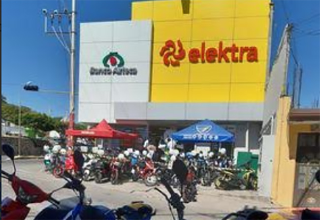 Vecinos de Izúcar se quejan de escándalo de tienda Elektra  